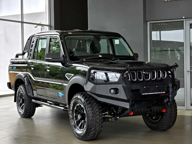 2026 Mahindra Pik Up 2.2CRDe Double Cab 4x4 S11 Karoo Dusk